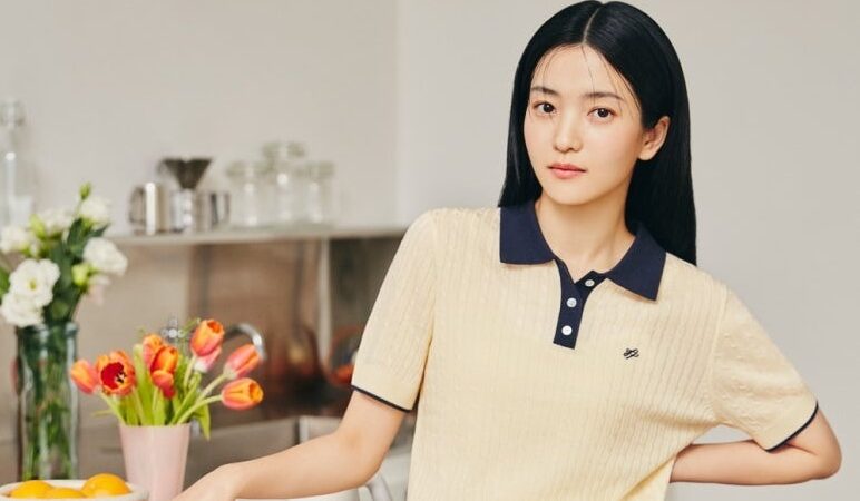 김태리X폴햄, 2025 여름 화보 공개! 청량함 가득한 일상 패션 제안